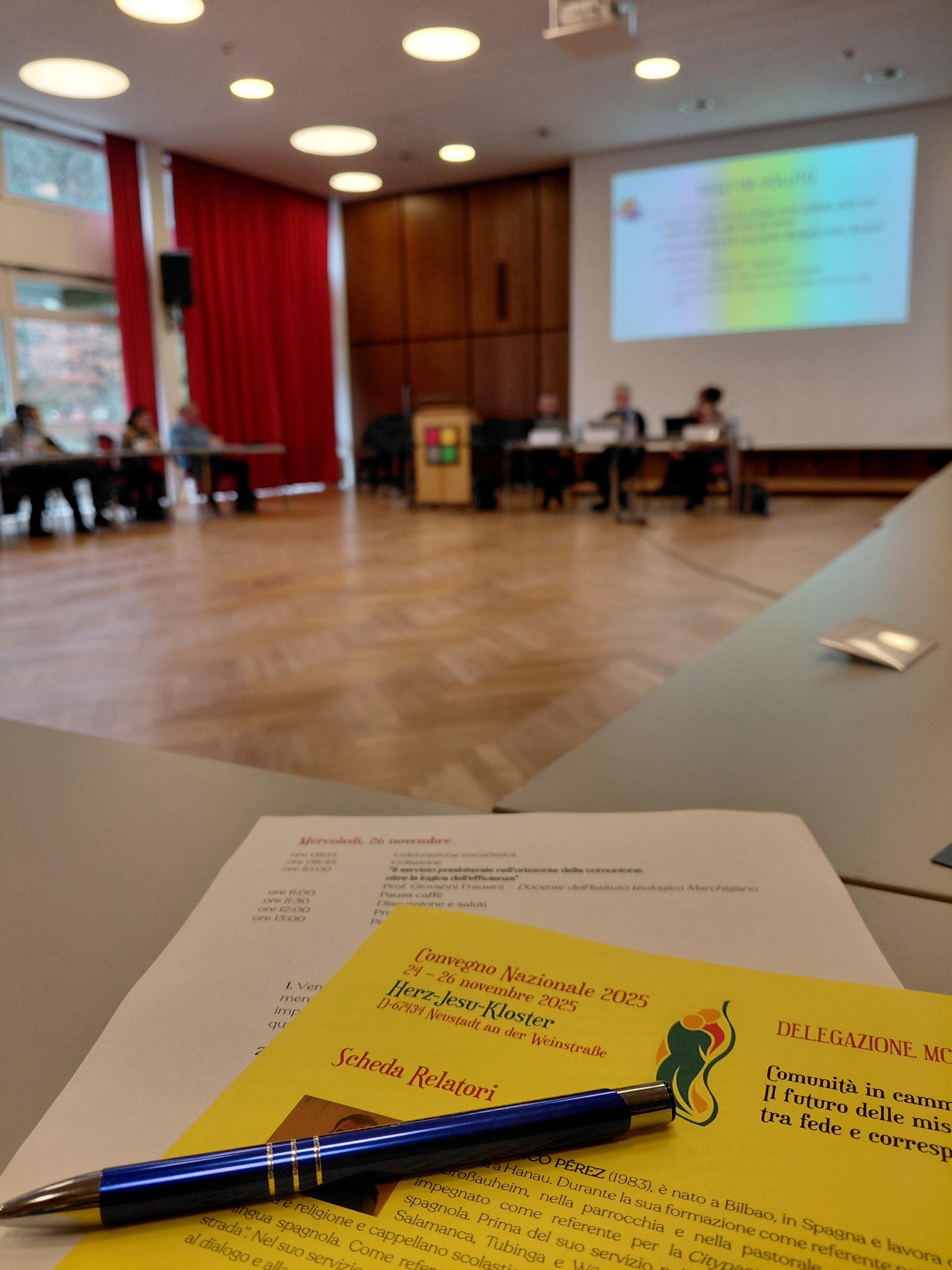 Scrivania dell´aula del convegno nazionale 2025 a Neustadt