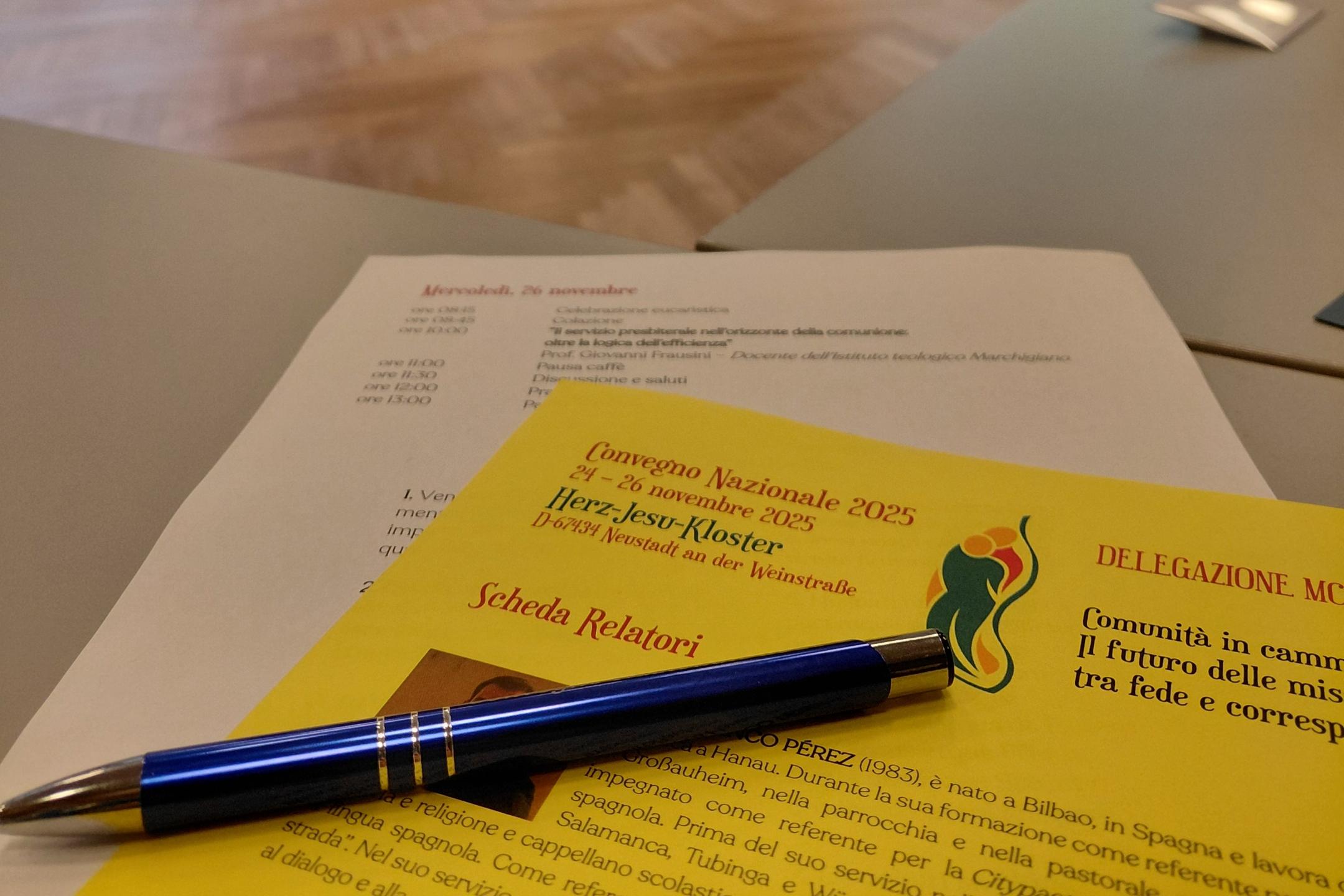 Scrivania dell´aula del convegno nazionale 2025 a Neustadt