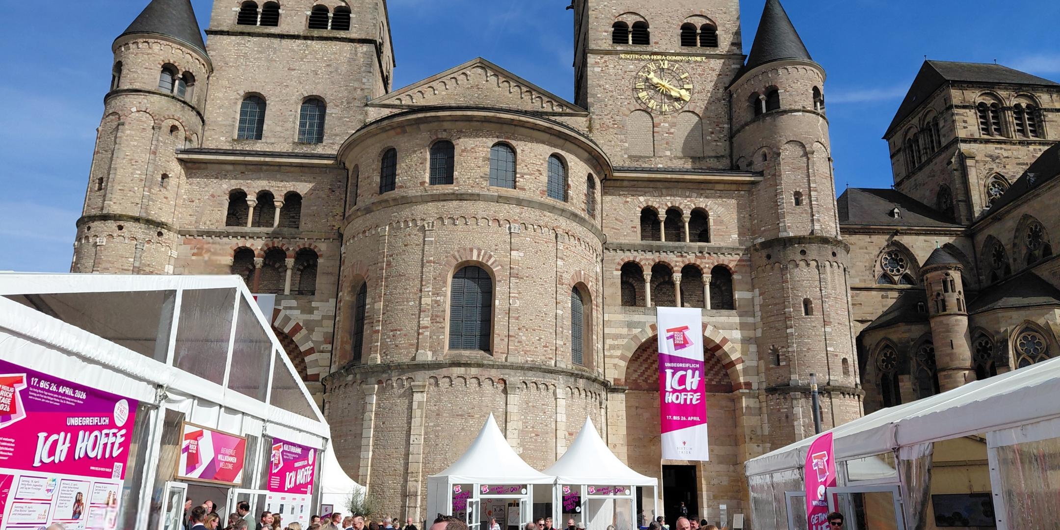 Vista del Duomo di Treviri durante il primo giorno del Heilig-Rock-Tage