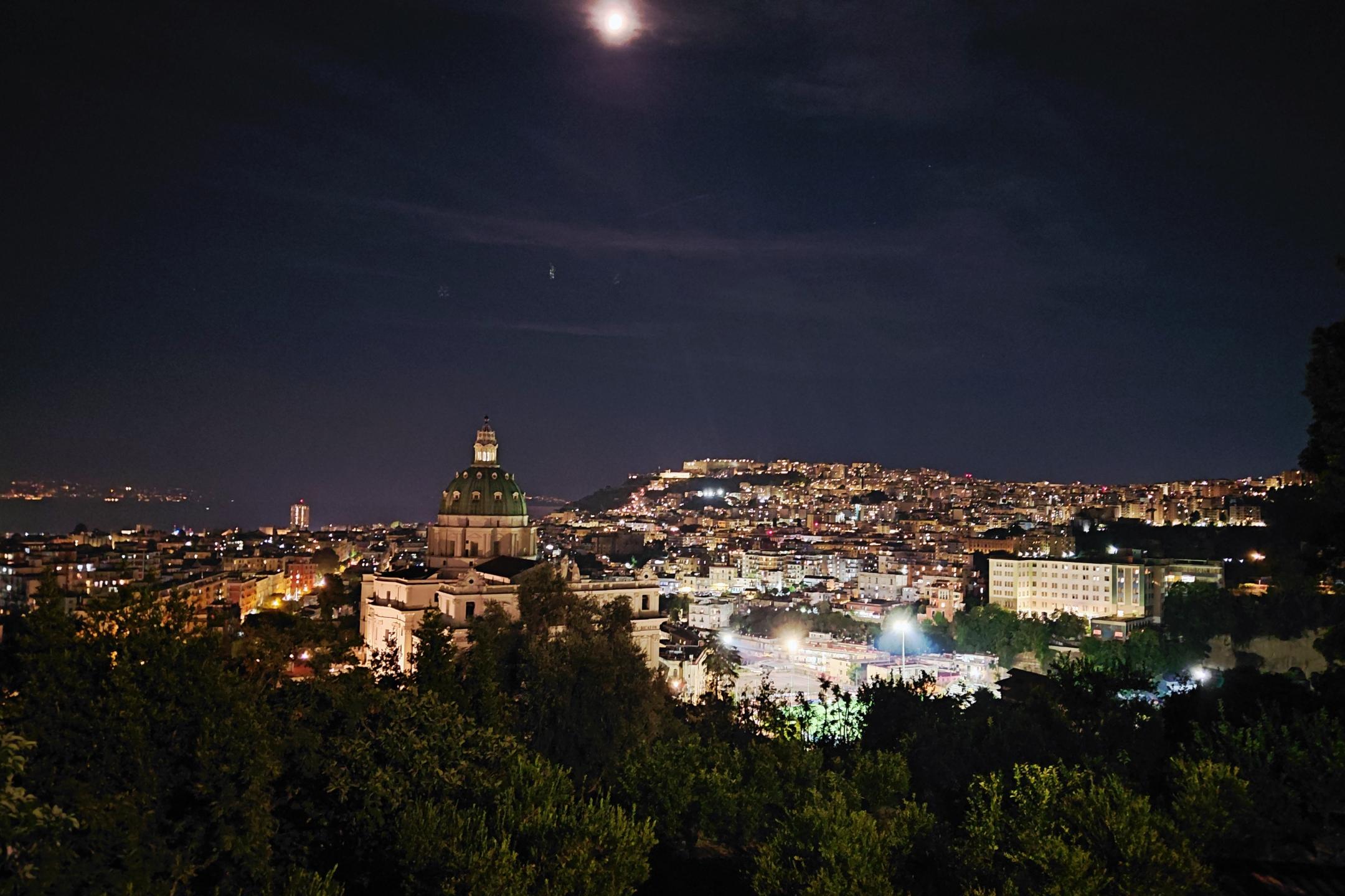 Panorama di Napoli che abbraccia il mare