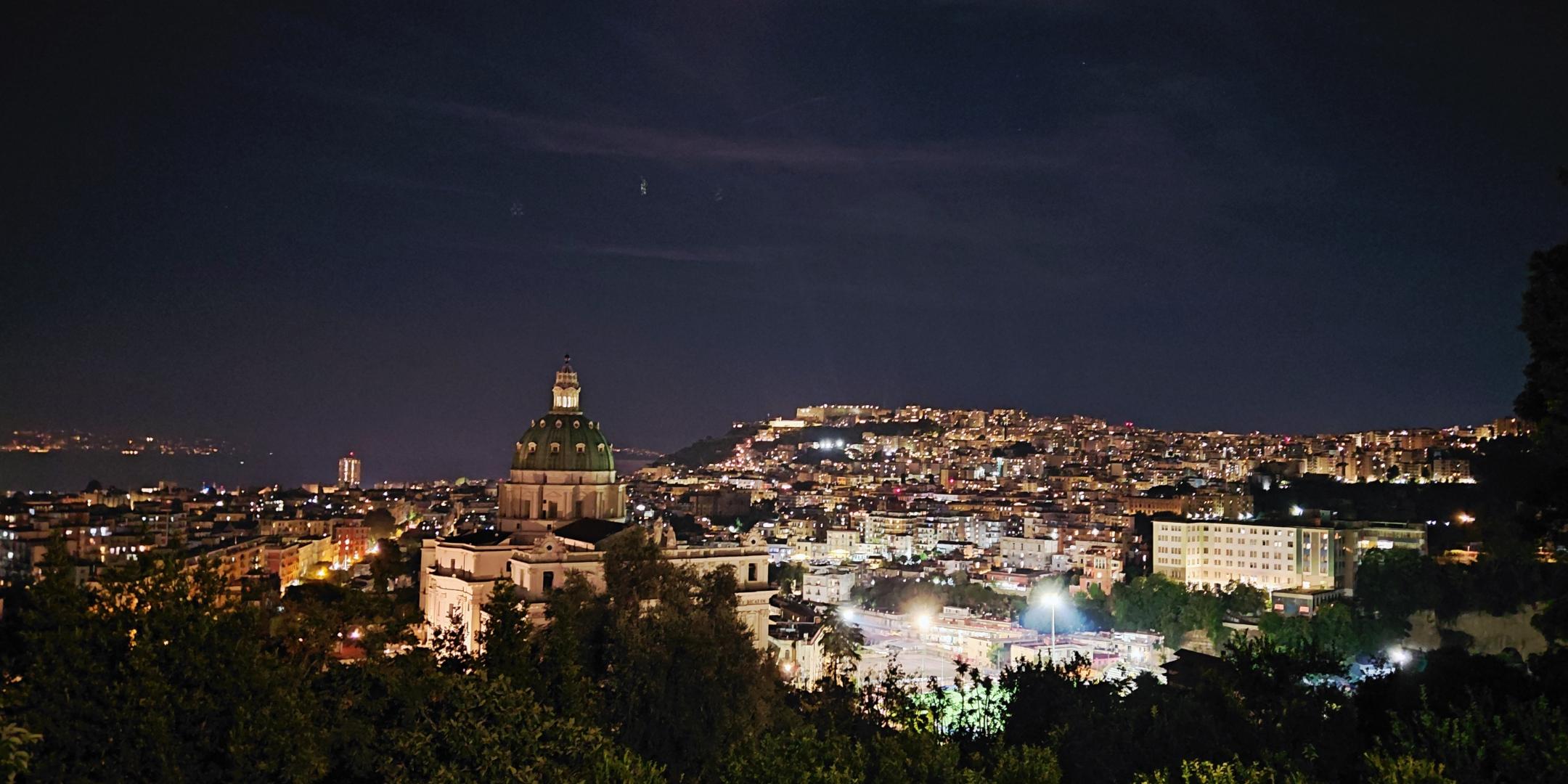 Napoli dall’alto (c) MCI Saar Panorama di Napoli che abbraccia il mare