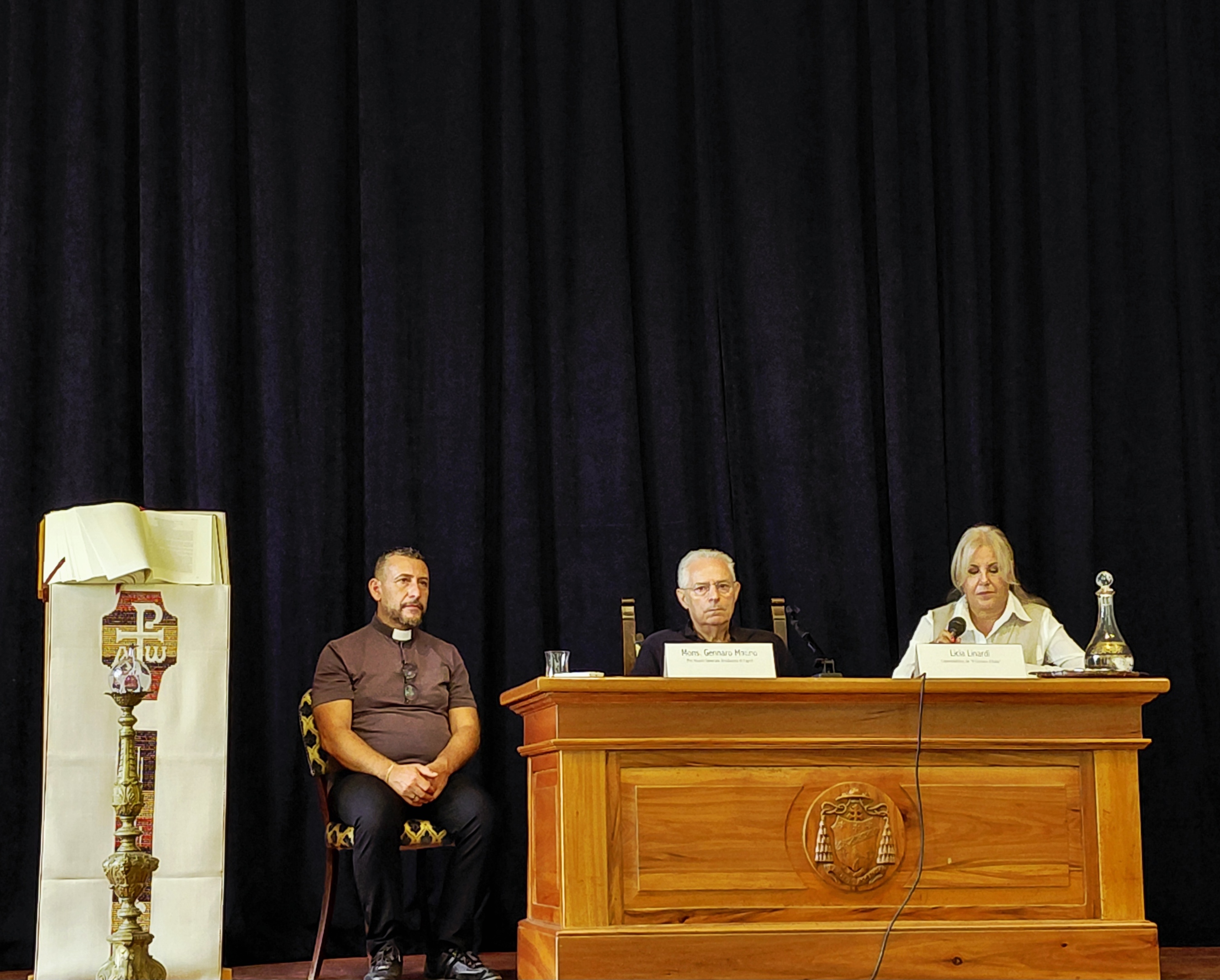 Ultimo giorno: il delegato don Gregorio, mons. Gennaro Matino e Licia Linardi (c) MCI Saar Ultimo giorno: il delegato don Gregorio, mons. Gennaro Matino e Licia Linardi