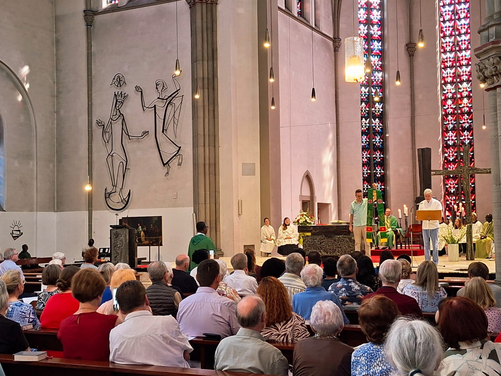 Father Anthony riceve la stola in dono, segno di gratitudine per il suo servizio a Saarbrücken (c) MCI Saar Father Anthony riceve la stola in dono, segno di gratitudine per il suo servizio a Saarbrücken
