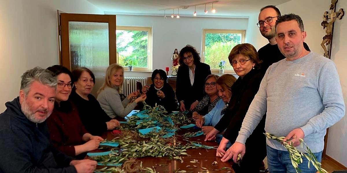 Preparazione per la Domenica delle Palme, gruppo di persone