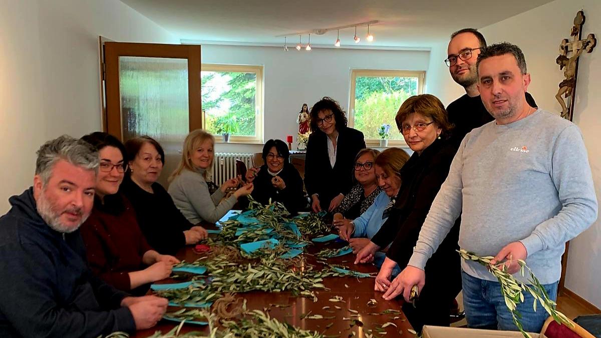 Preparazione per la Domenica delle Palme, gruppo di persone