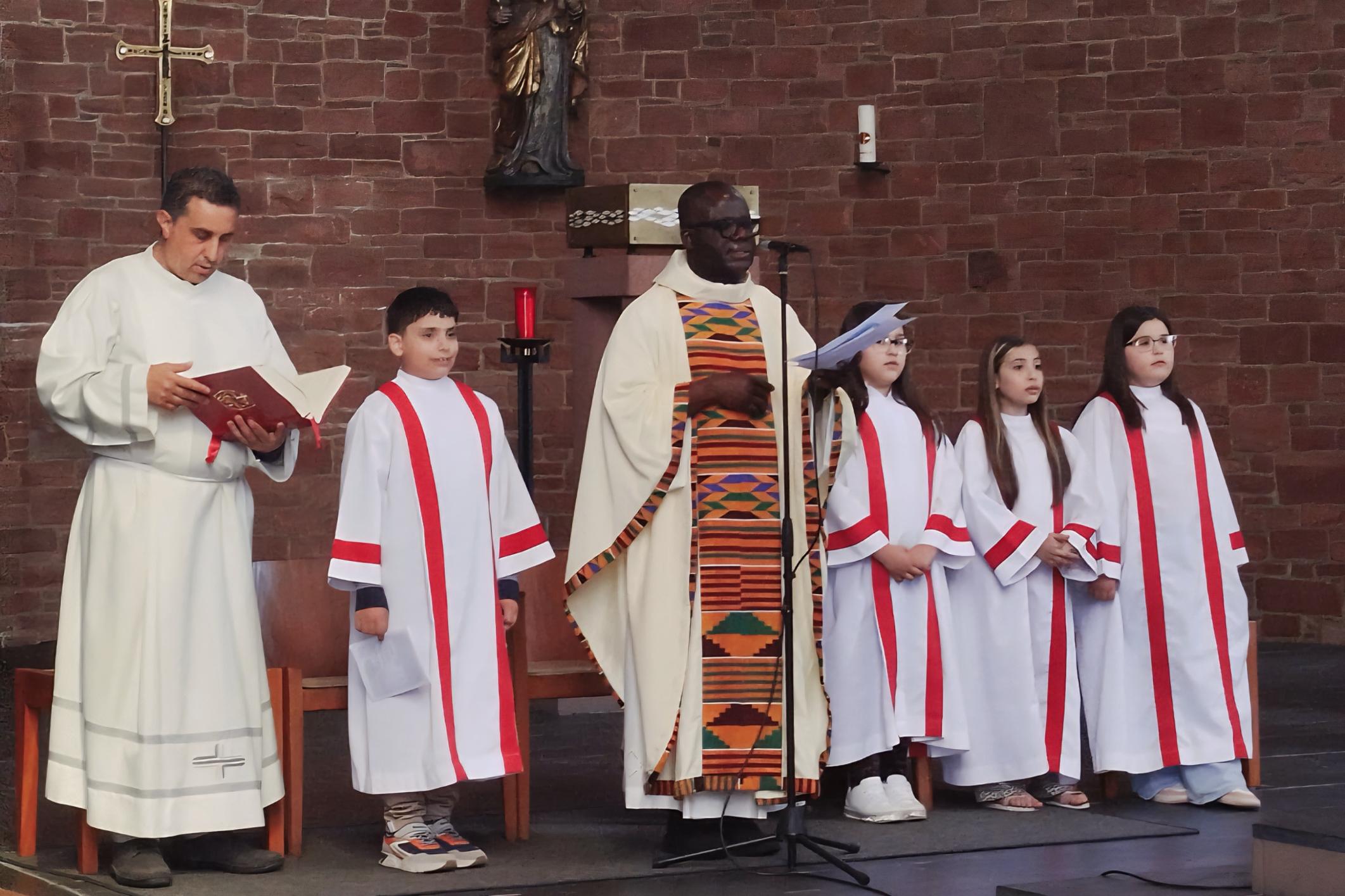Don Georges e Cosimo Muller (Bruno) insieme ai bambini della Prima Comunione durante la celebrazione del Corpus Domini