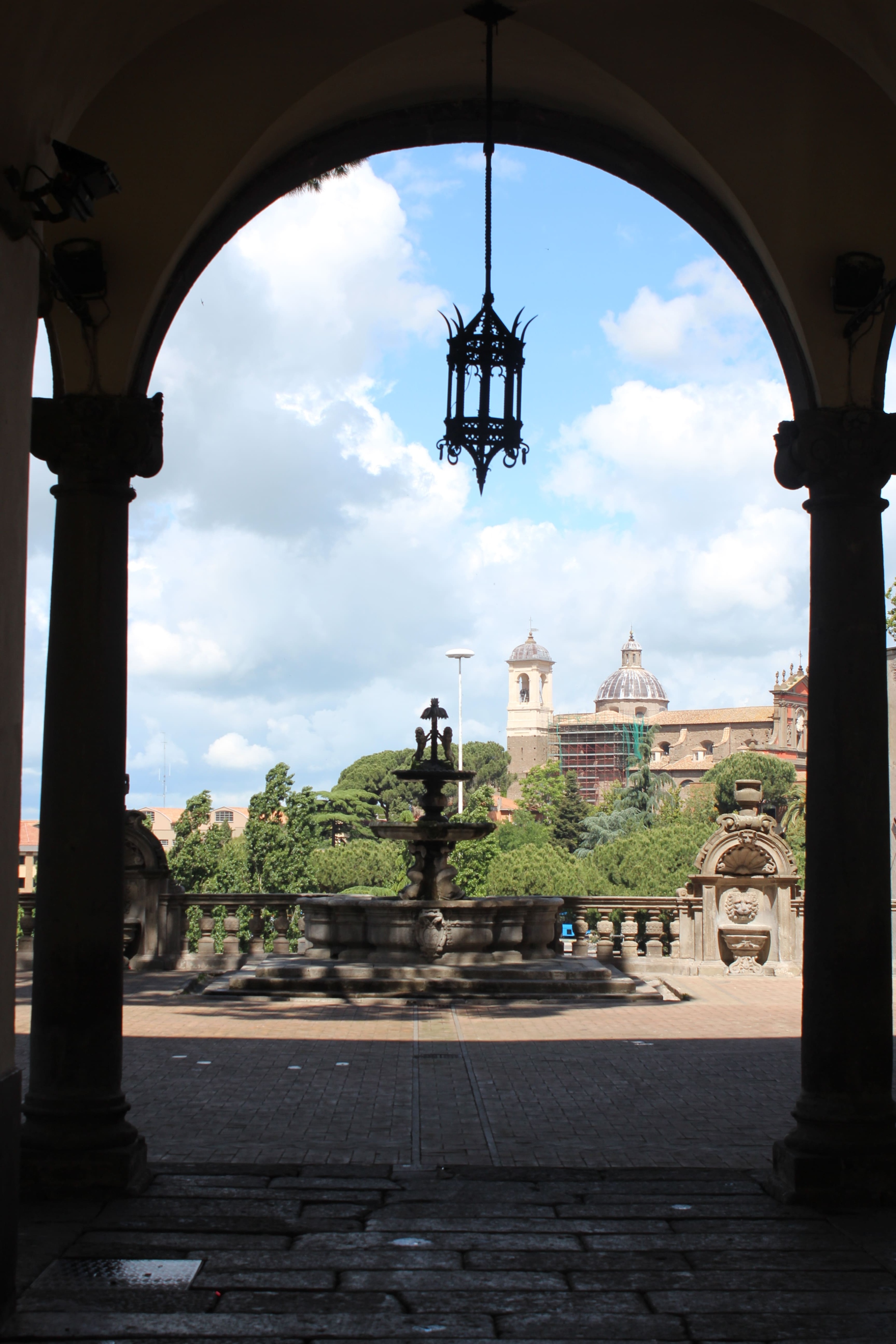 Vista della chiesa dall’interno dell’arco