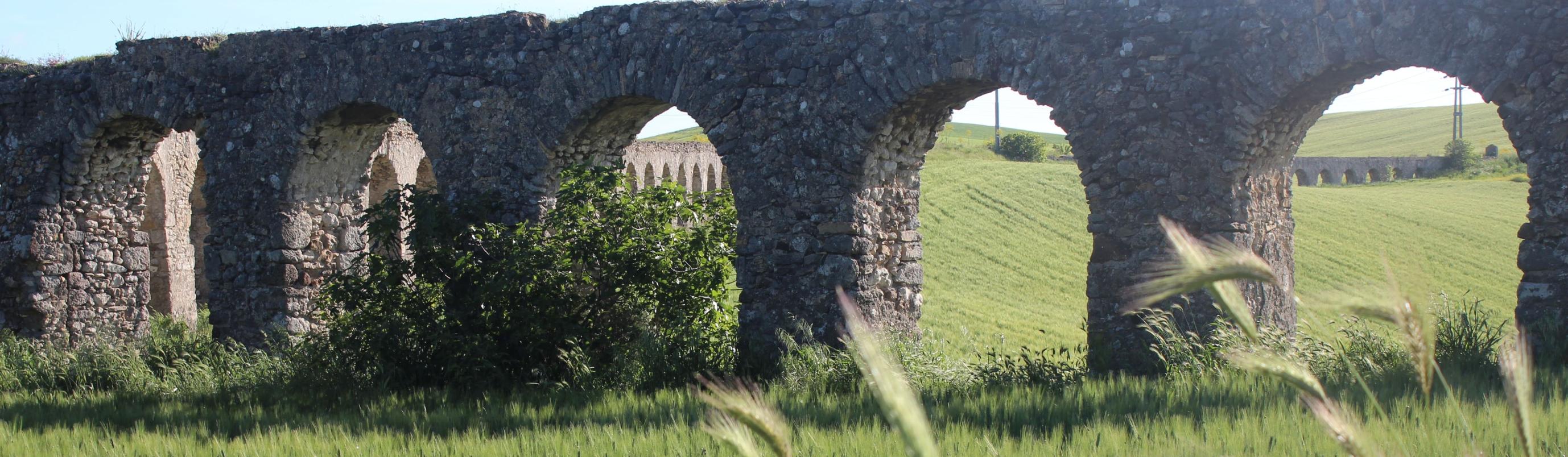 Paesaggio con acquedotto