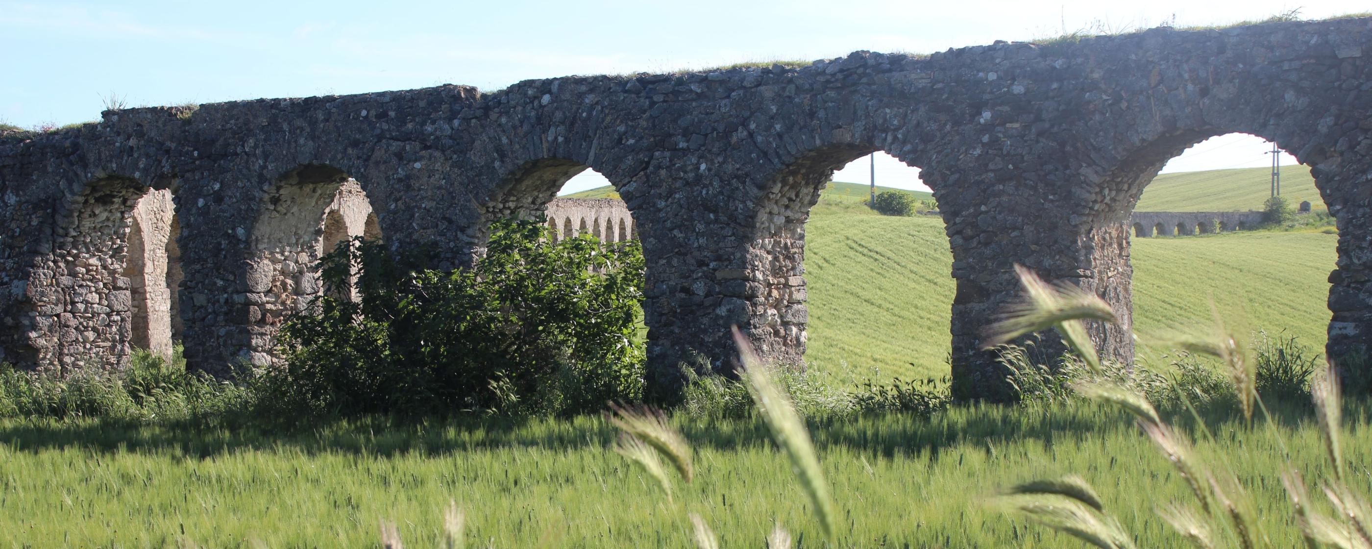 Paesaggio con acquedotto