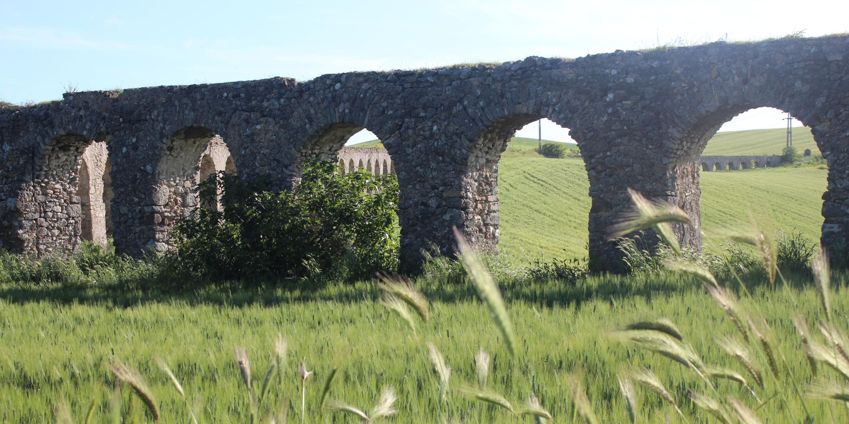 Paesaggio con acquedotto