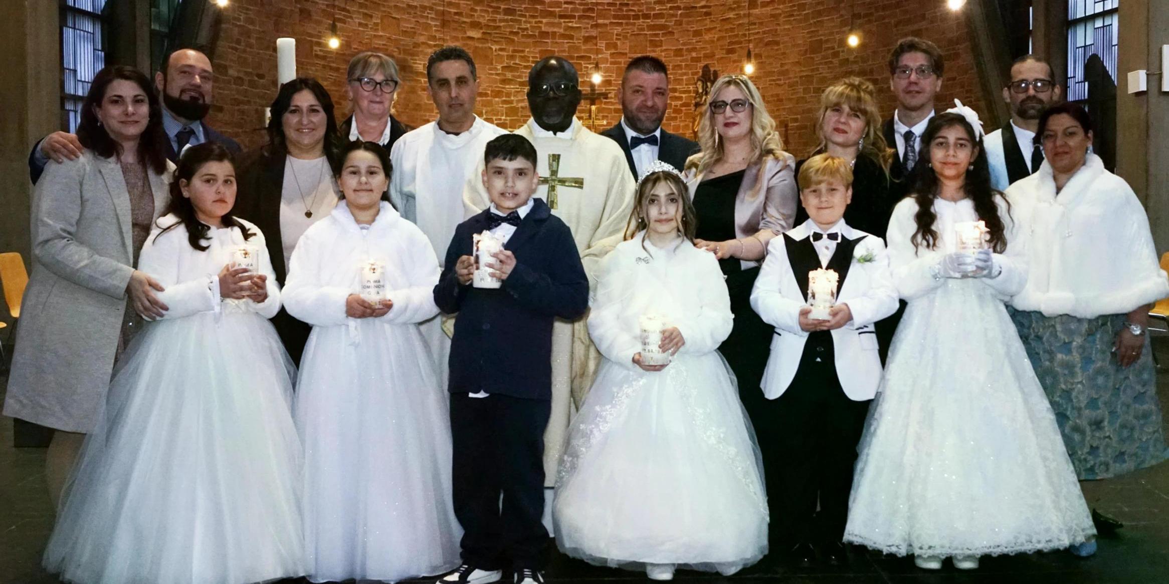 Gruppo di persone durante la Prima Comunione