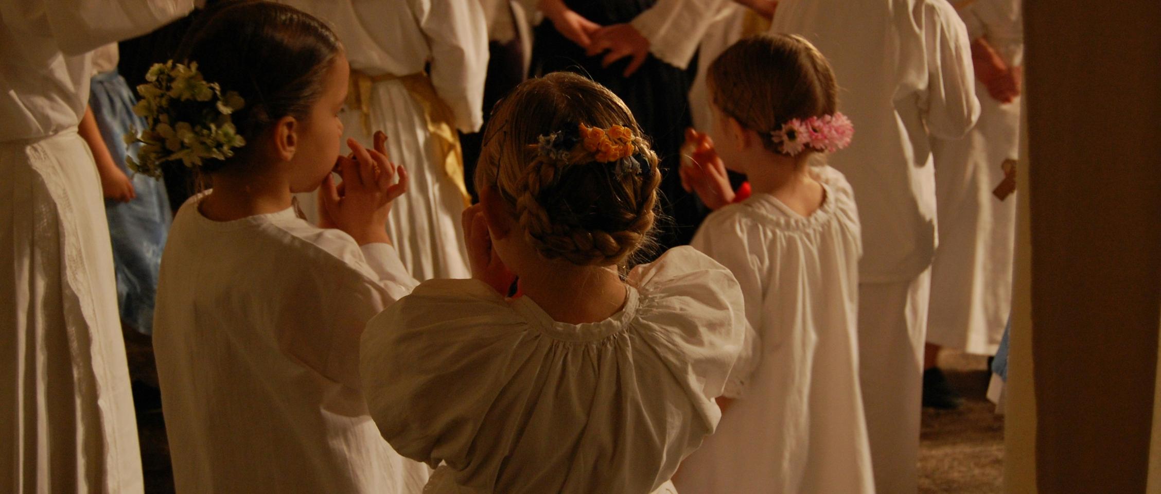 Kinder die zusammen beten